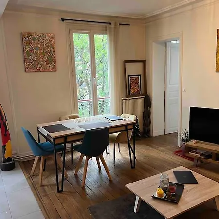 Appartamento Haussmanien Au Coeur Du Village Montmartre ! Parigi